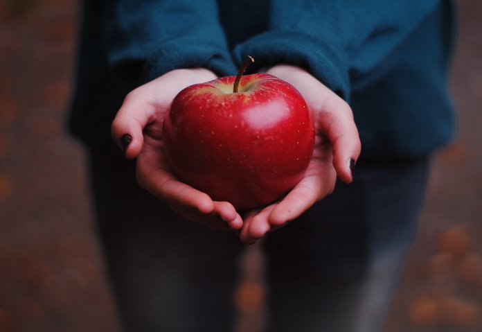 Samenzweringen op een appel voor liefde