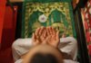 Muslimský člověk přečte soudu, než odešel spát