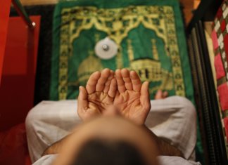 Moslim man leest de soera voordat hij naar bed gaat