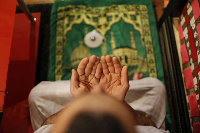 Мюсюлманинът чете сурата преди лягане