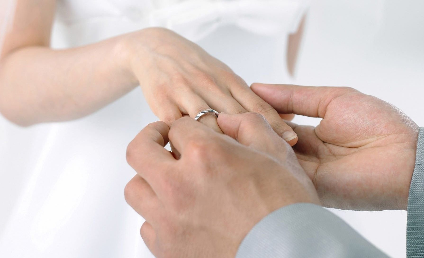 Vestuvinis žiedas ant moters rankos