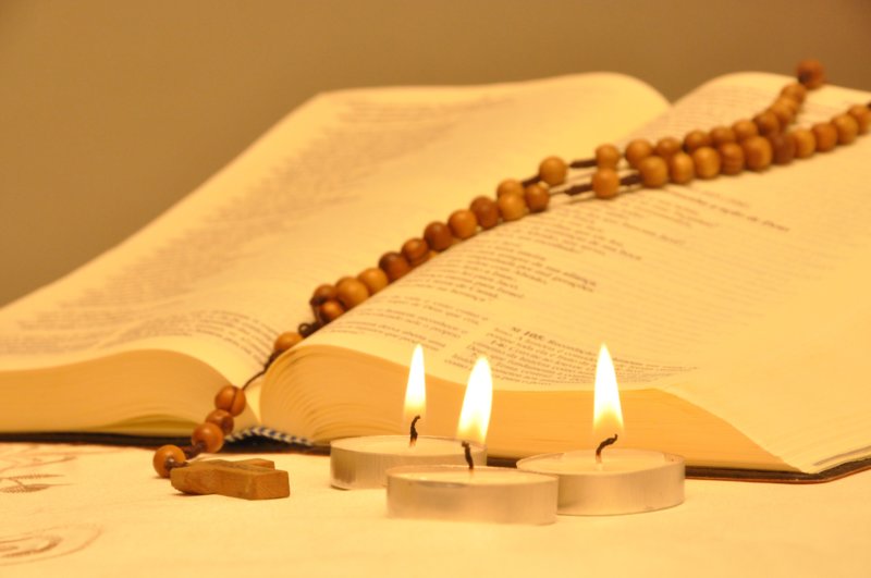 Prière pour les bougies à St. Spyridon