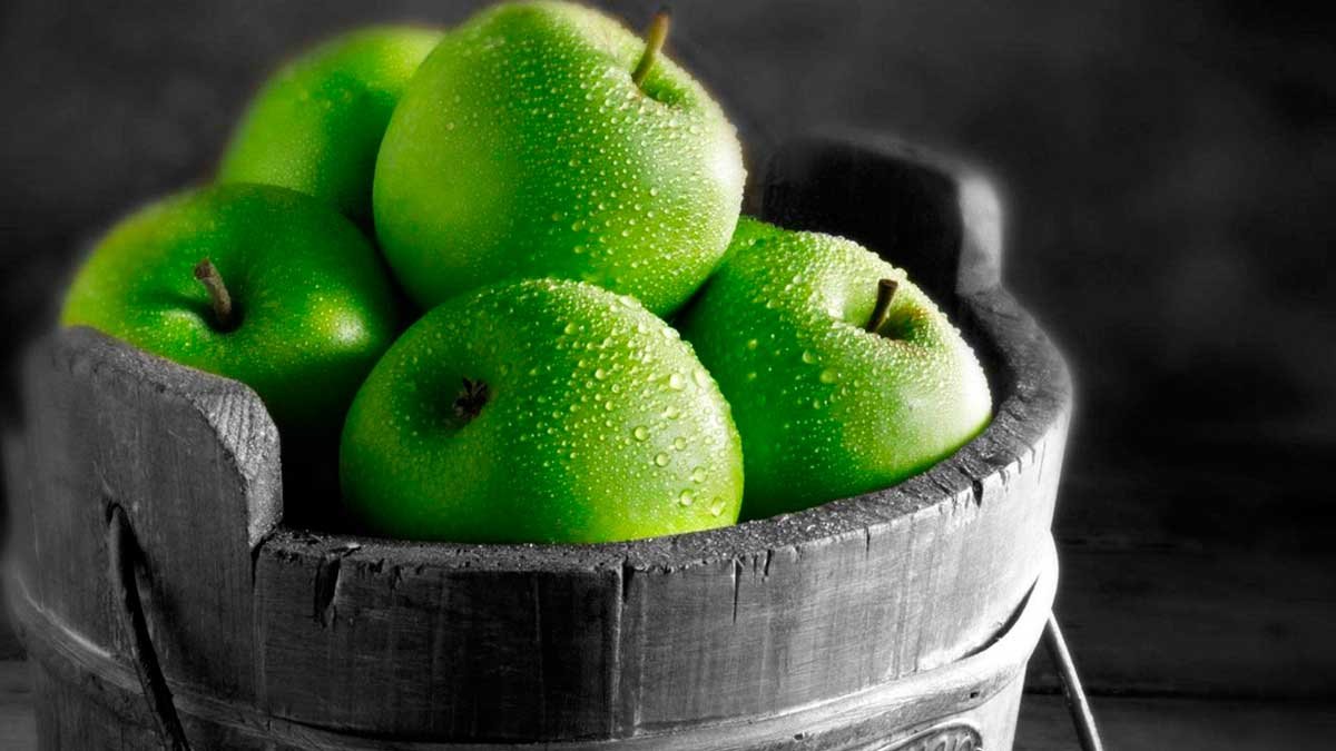Liefdesbetovering op een groene appel