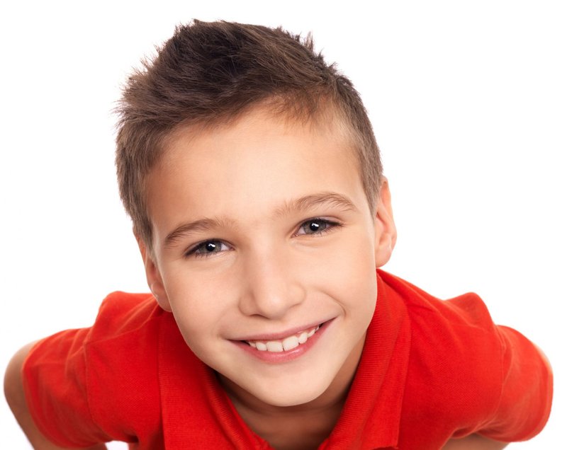 Korte hårklipp for en gutt på 8 år