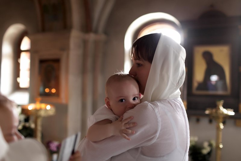 Modlitwa matki chrzestnej za chrześniaka podczas chrztu