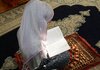 Moslimská žena sa modlí za upratovanie domu