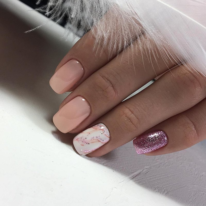Melkachtige roze manicure
