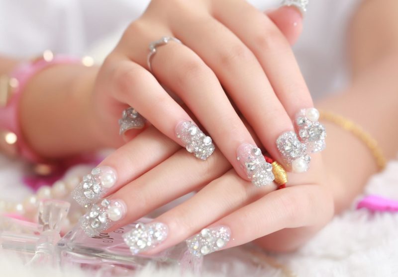 Manicure ślubny z cekinami i kryształkami