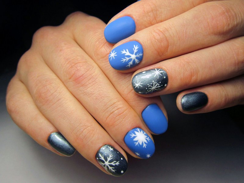 Winter manicure met sneeuwvlokken