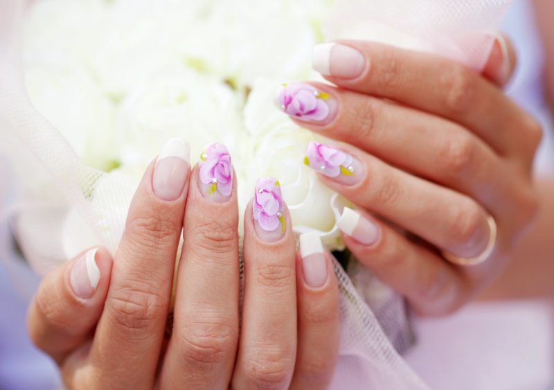 Bruiloft manicure met felle kleuren.