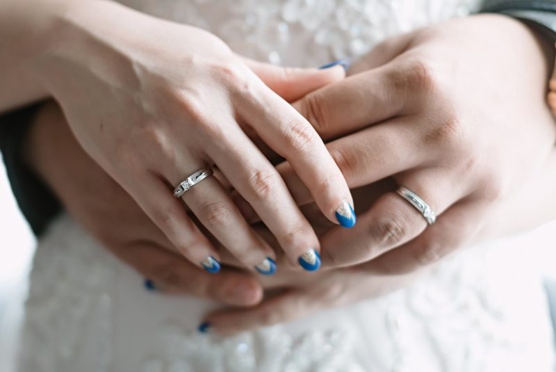 Mėlynas vestuvių manikiūras su trikampė auksine skyle