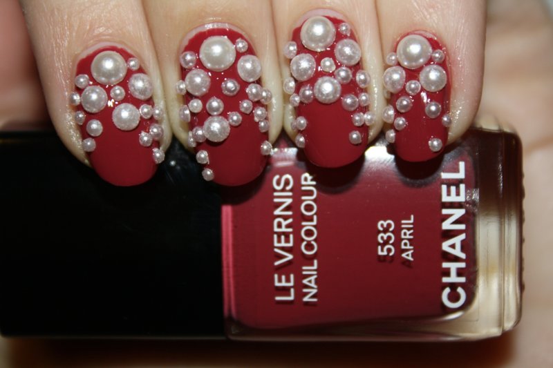 Czerwony matowy manicure z perłami