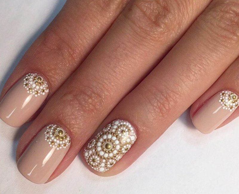 Naakte manicure met gouden witte puntpatroon
