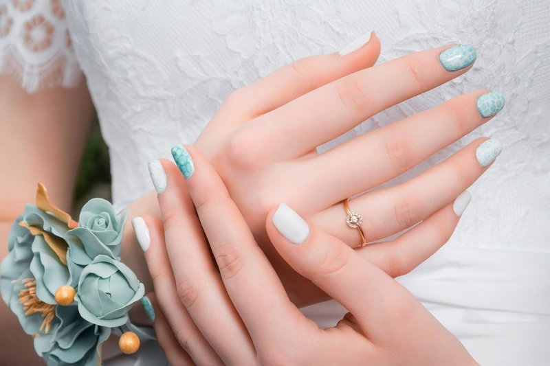 Mėlynas vestuvių dizainas su baltomis dėmėmis