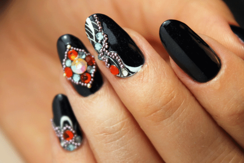 Elegancki manicure z kryształkami pixie i kryształkami