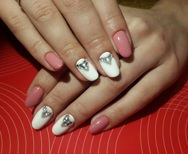 Biało-różowy manicure z dekoracją z kryształu górskiego