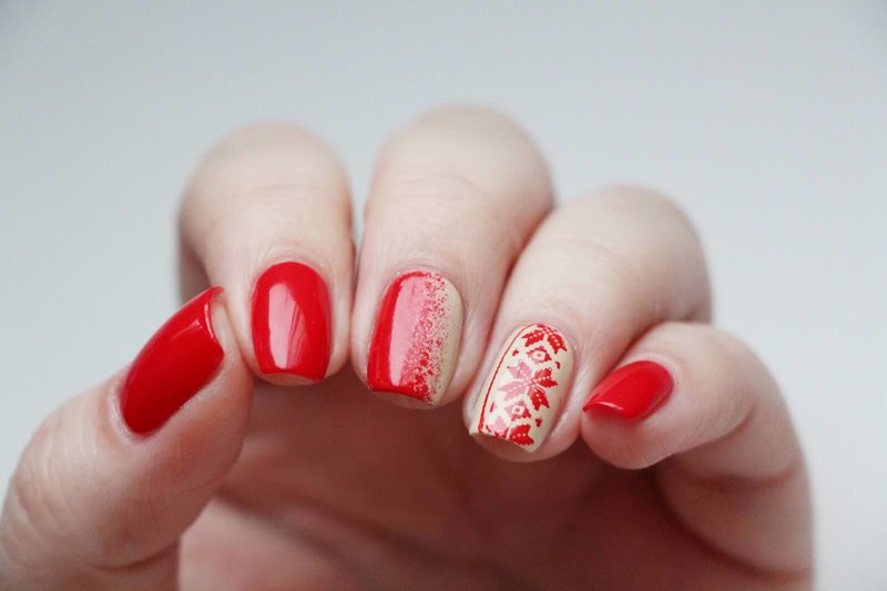 Czerwony świąteczny manicure