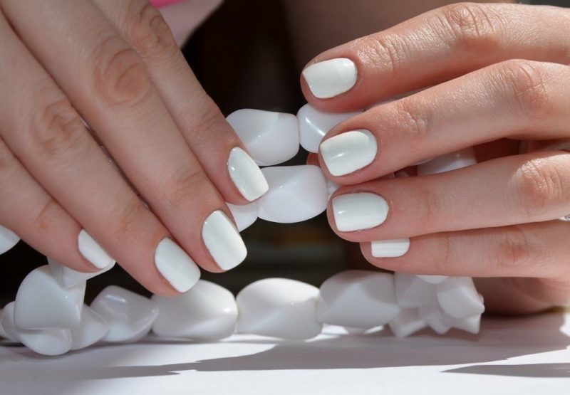 Klassieke witte manicure voor korte nagels