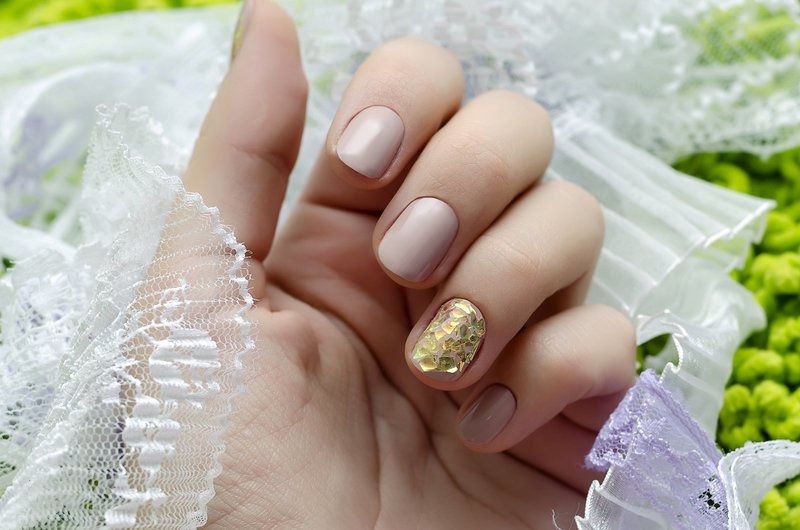 Bruiloft manicure naakt met gouden mica