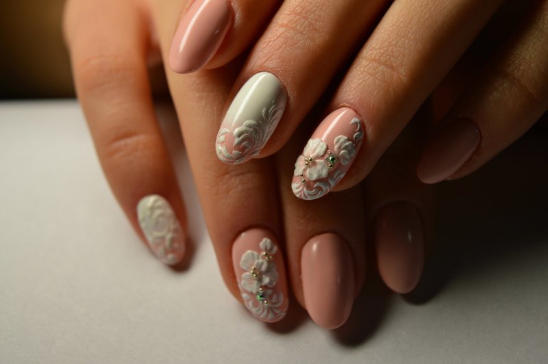 Biało-nagi manicure z wypukłymi kwiatami