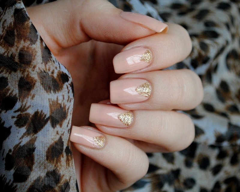 Gouden gemanicuurde driehoekige nagels