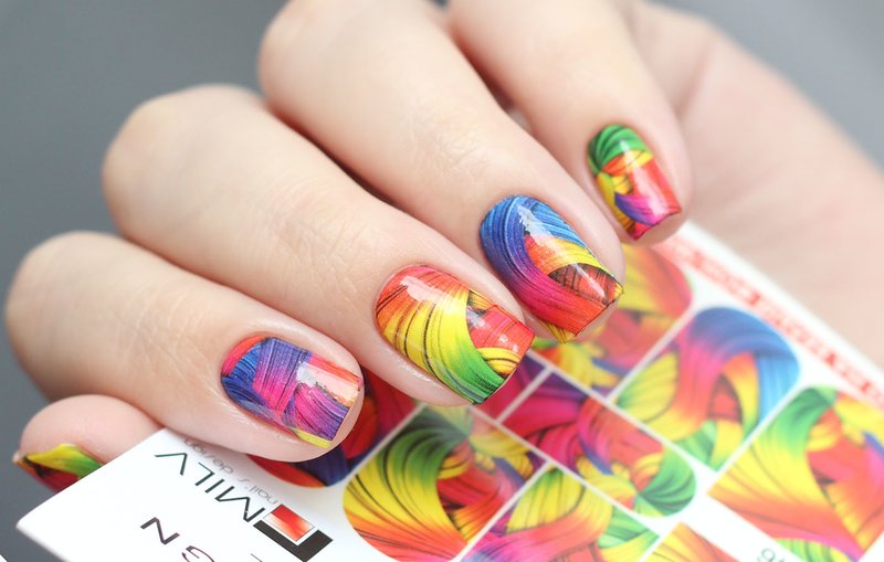 Veelkleurige abstractieslides op nagels