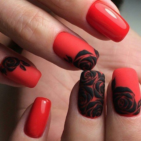 Rode en zwarte manicure met kant
