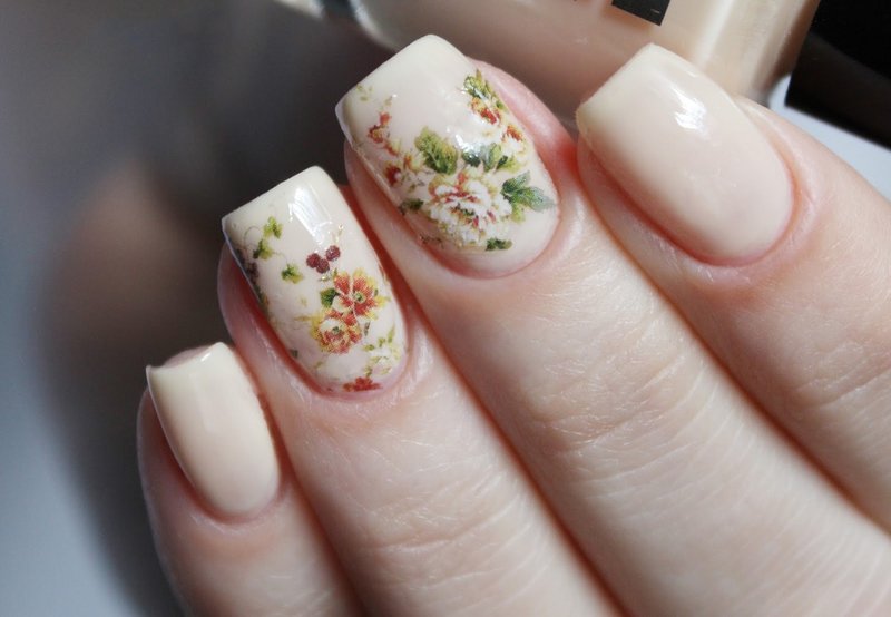 Naakte manicure met een bloemendia