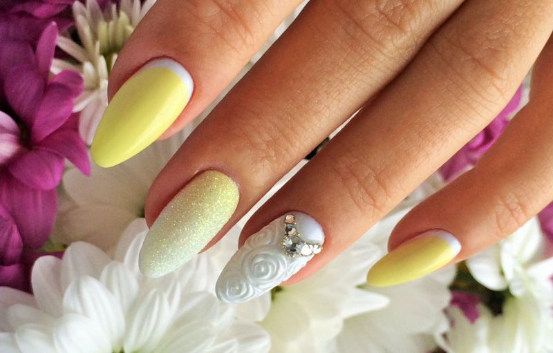 Żółto-biały manicure z pudrem, cyrkoniami i wypukłym wzorem