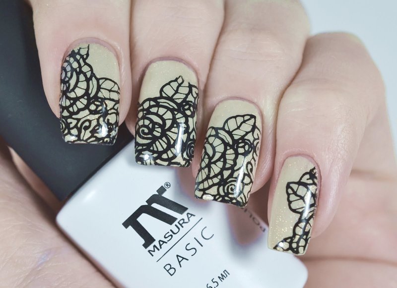 Czarne koronkowe kwiaty na paznokciach