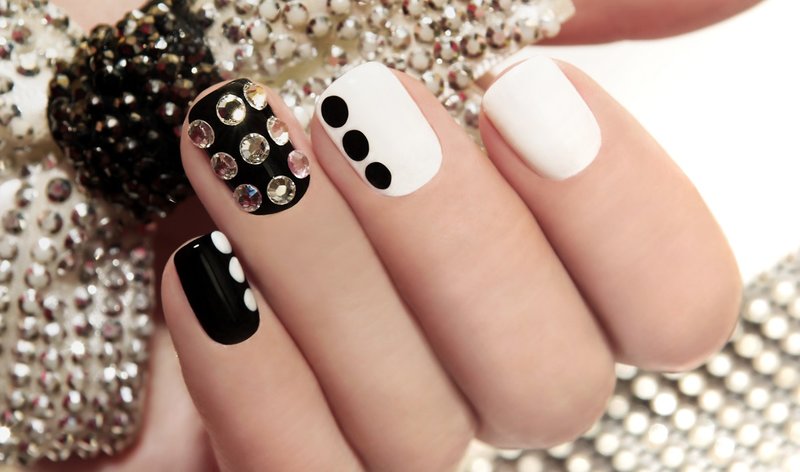 Czarno-biały manicure z kryształkami