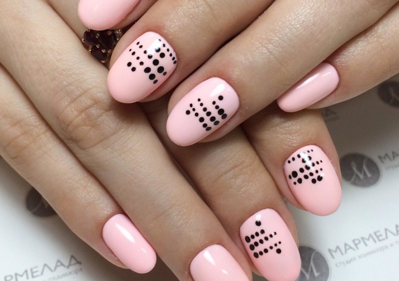 Roze gestippelde manicure voor korte nagels