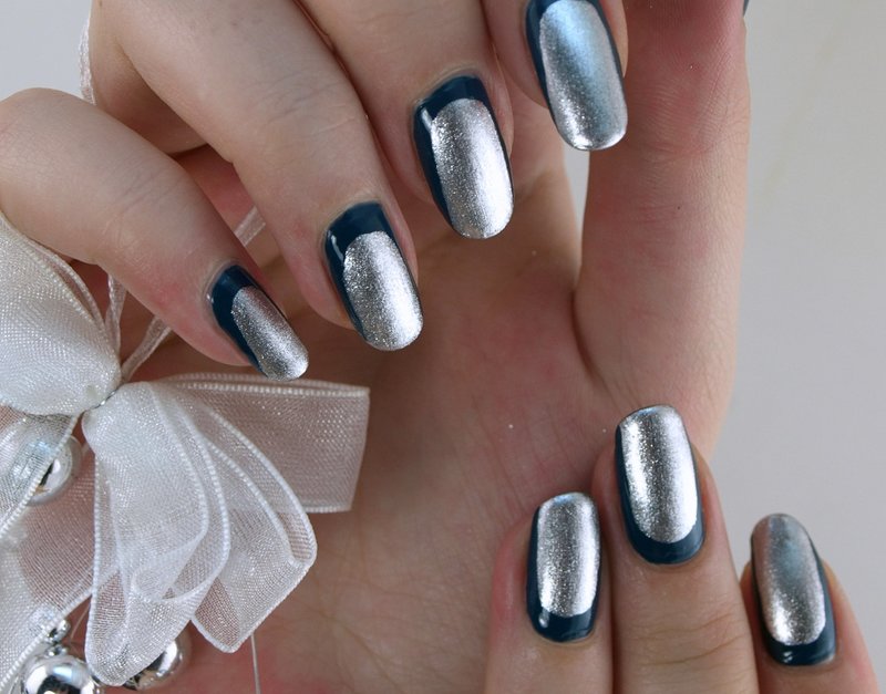 Zilveren manicure met een donkerblauwe lijn