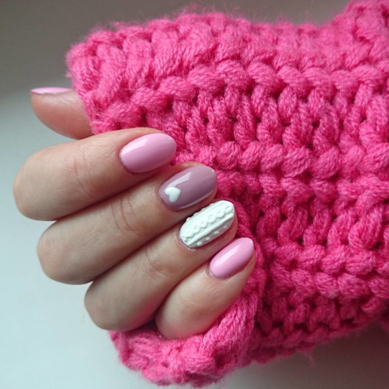 Różowy manicure z dzianiny na zimę