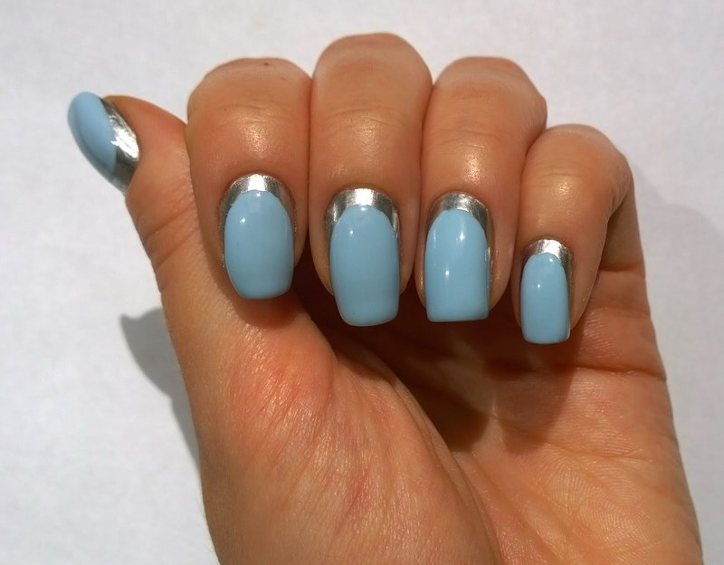 Baby niebieski manicure ze srebrnymi wykończeniami