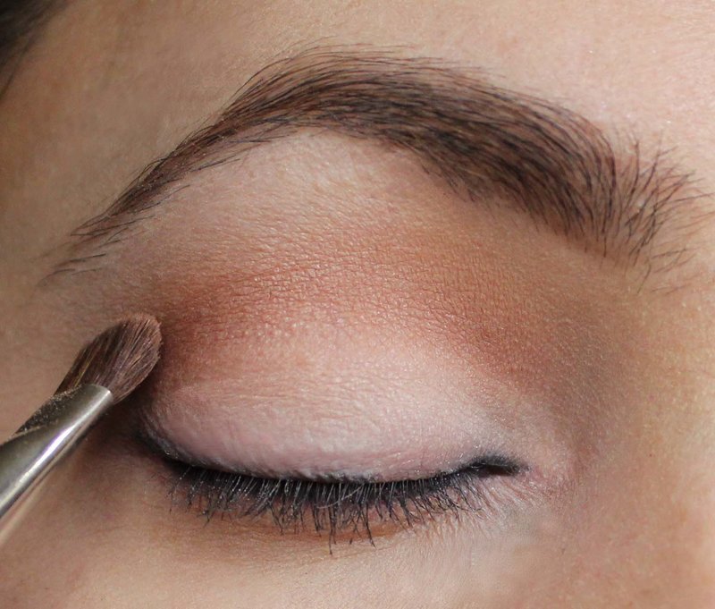 Použití oční stíny z bronzu na ohyb mezi víčky