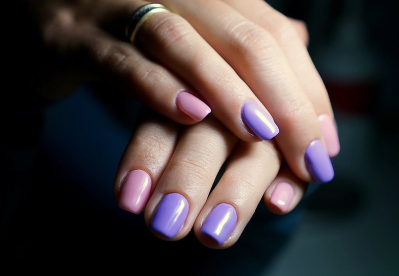 Zachte manicure in twee kleuren