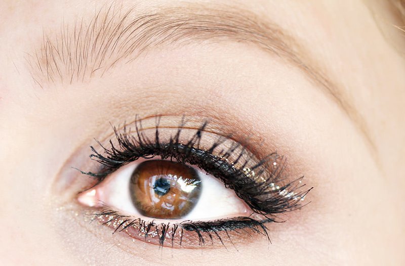 Retro make-up met pijlen voor bruine ogen