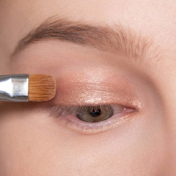 Toepassing van de hoofdkleur op het ooglid voor dagelijkse make-up