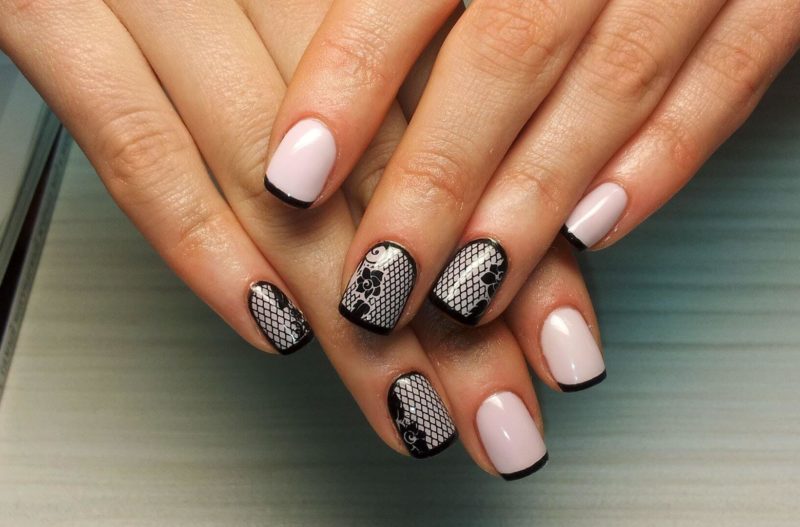 Roze nagels met zwart frans en patronen