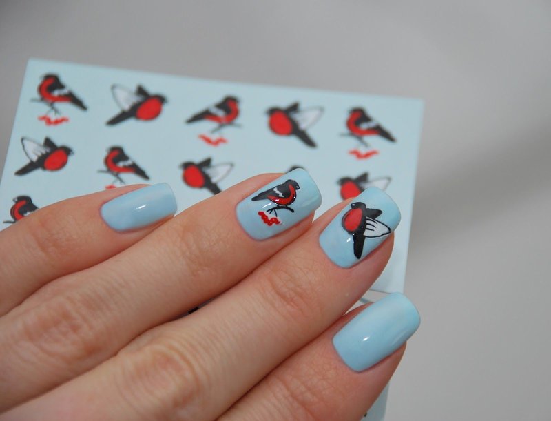 Blauwe manicure met stickers.