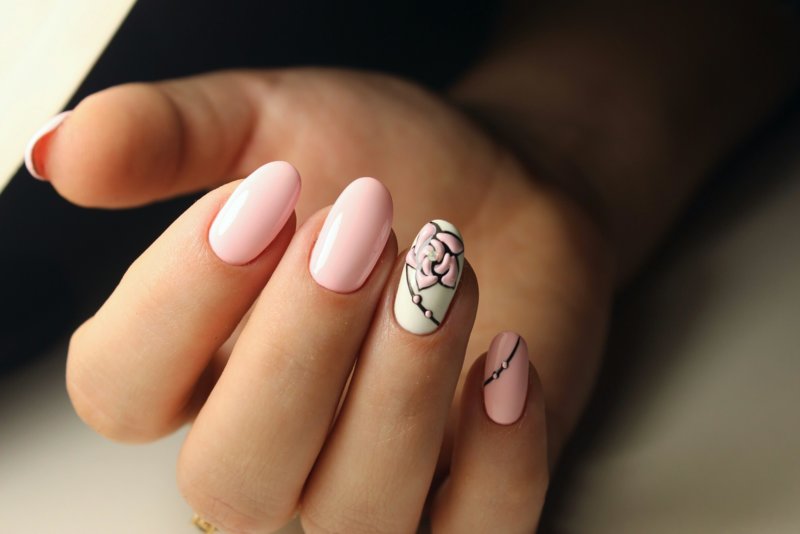 Modny różowo-beżowy manicure wolumetryczny