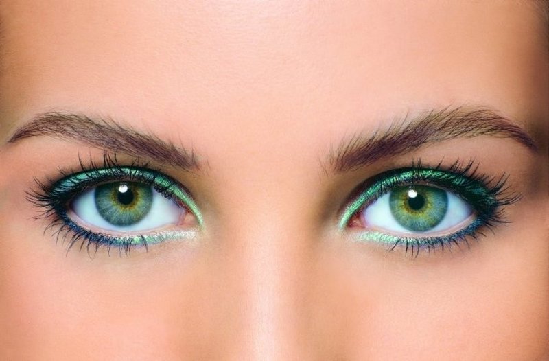 Maquillage pour les yeux verts avec eye-liner émeraude