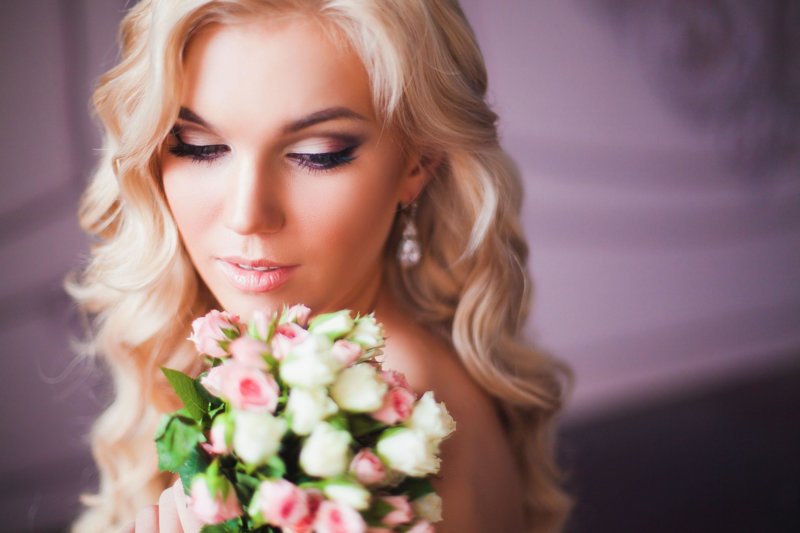 Varmrosa bryllupsminke for blondiner