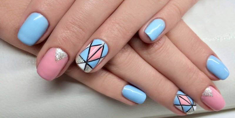 Zachte manicure met een geometrisch patroon.