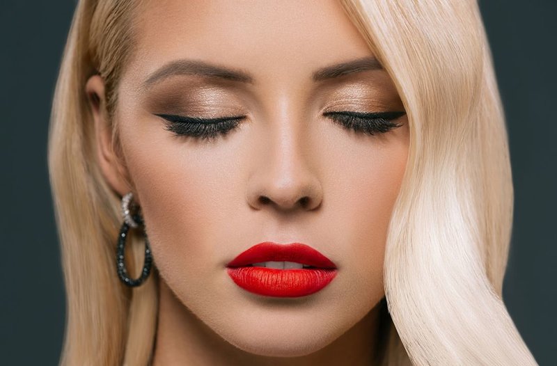 Make-up voor bruinogige blondine met rode lippenstift
