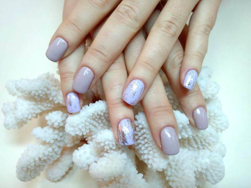 Violetinis nuogas dizainas su sidabro žėručiu