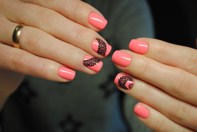 Roze manicure met een patroon