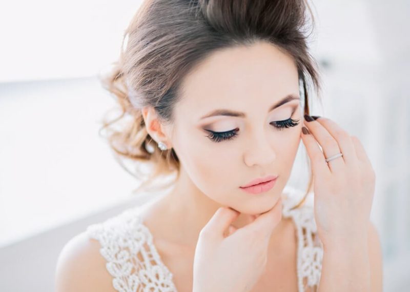 Zachte make-up met pijlen voor een bruiloft voor groene ogen