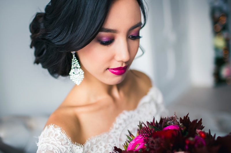 Světlý svatební make-up pro asijský typ obličeje